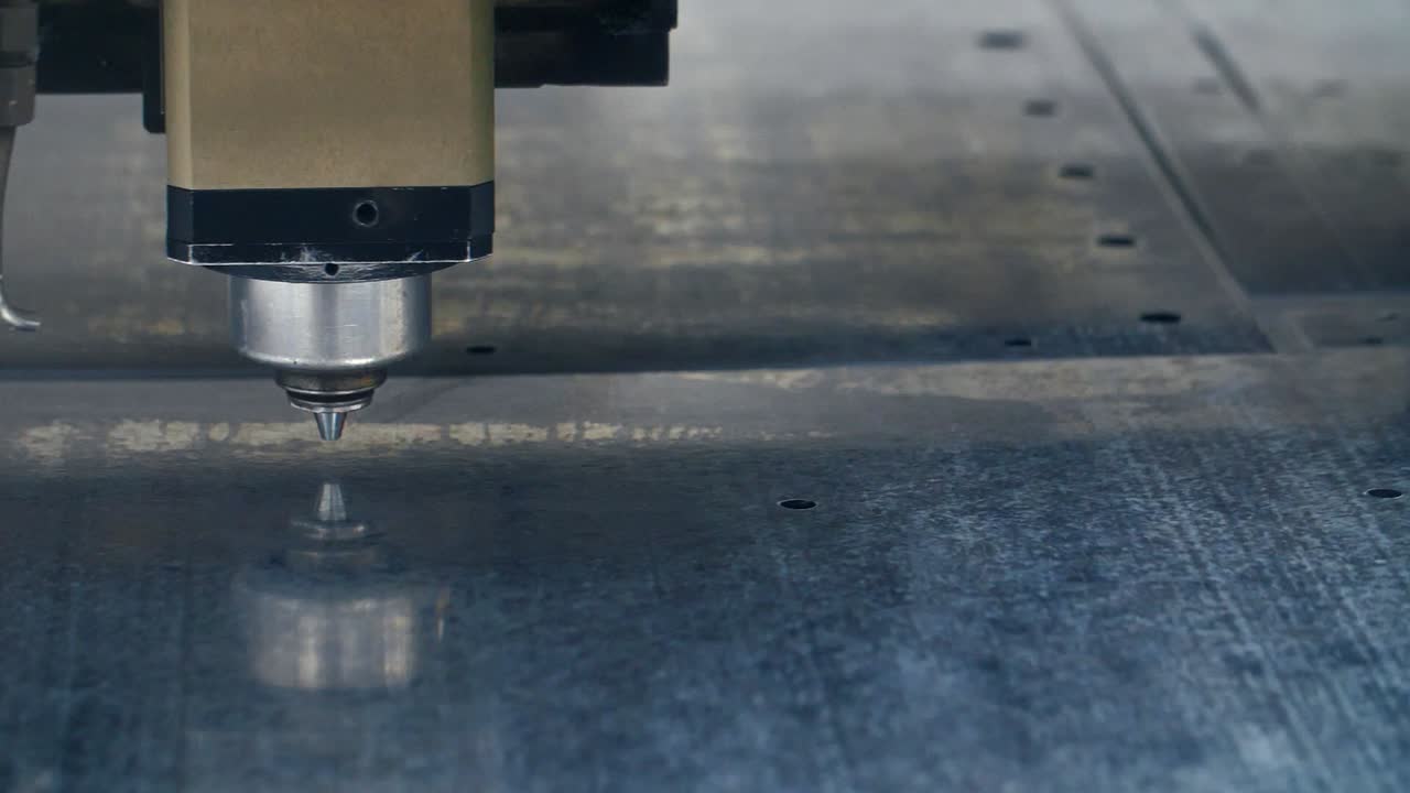 공장에서 레이저 절단 금속 공업 기계. 산업 cnc 플라즈마