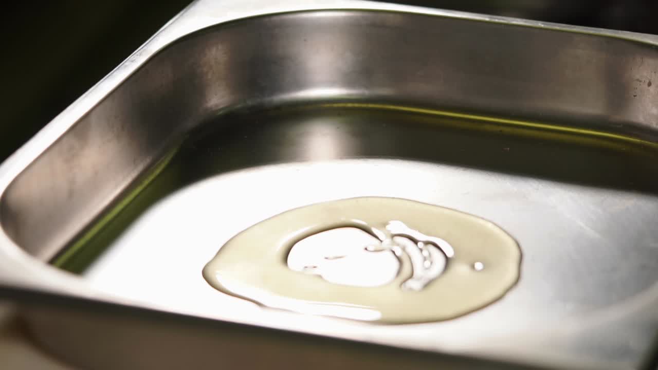 наливать масло в кастрюлю