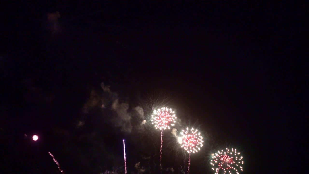 축제에서 축하하기 위해 밤에 아름다운 다채로운 불 작품 전시