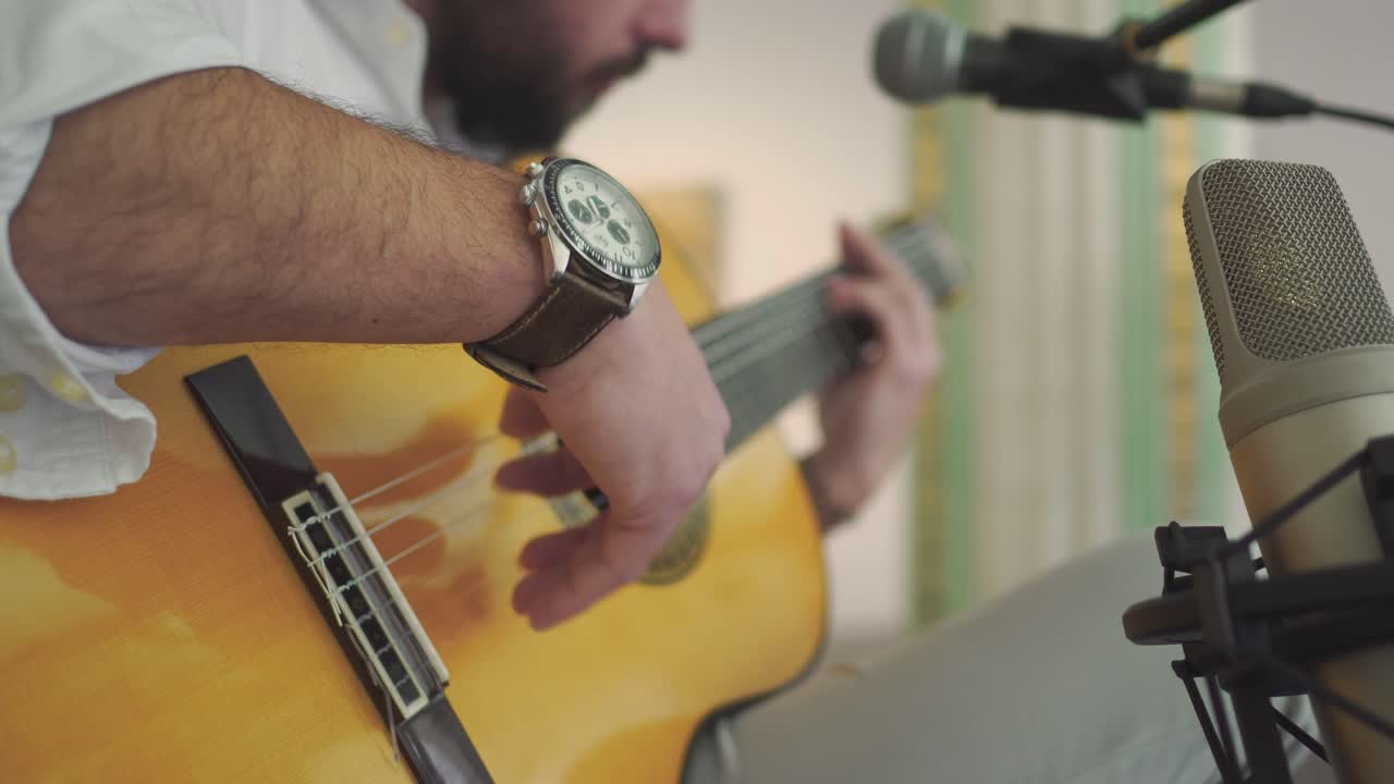 Uomo che suona la chitarra classica in uno studio di registrazione