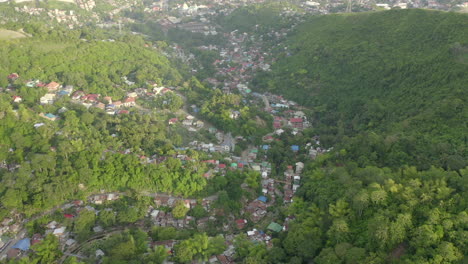 video de drones aéreos sobre una jungla verde en un cálido país extranjero tropical-6