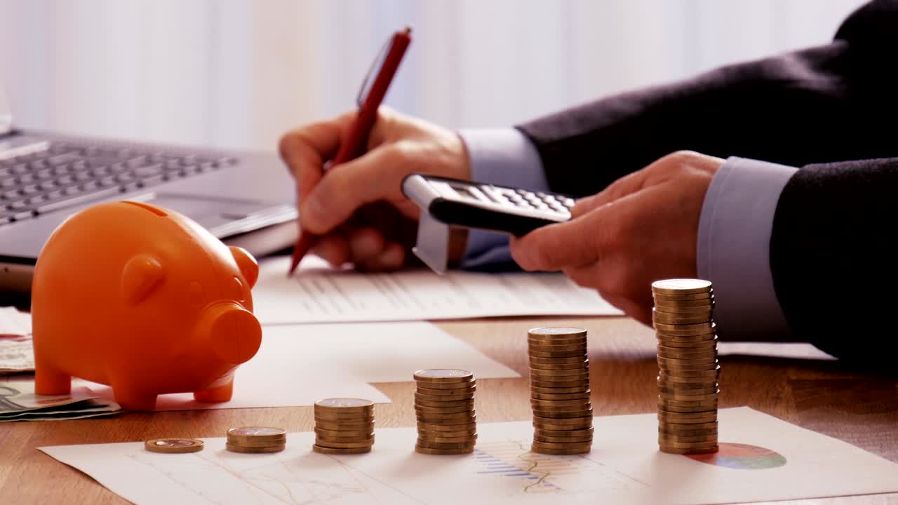 un hombre de negocios frustrado haciendo pérdidas.