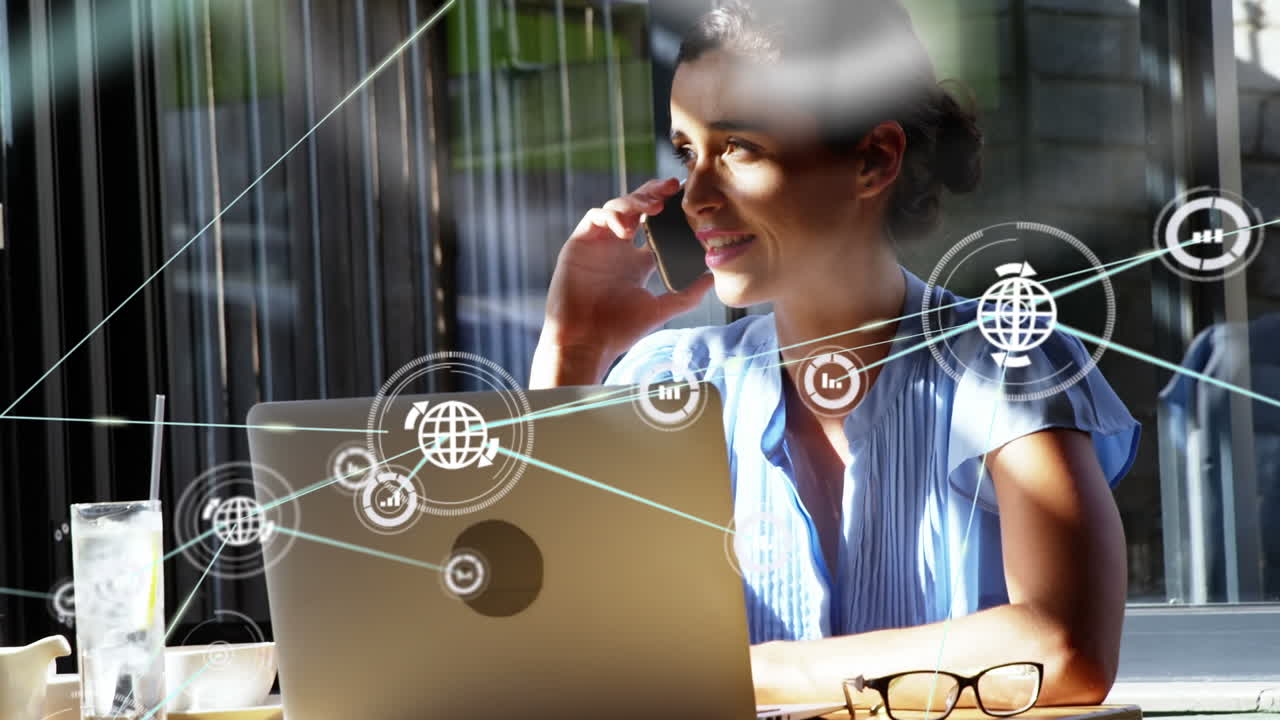 animación de la red de conexiones sobre una mujer caucásica feliz usando un teléfono inteligente y una computadora portátil