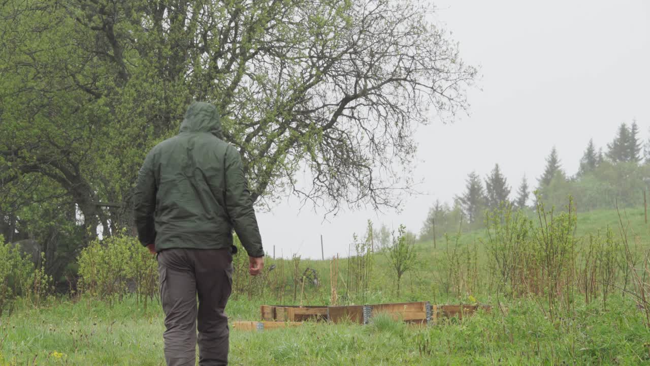 안개 가 많은 아침 에 푸른 자연 에서  ⁇ 고 있는 겨울 재 ⁇  을 입은 사람