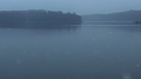 Schöner-Und-Ruhiger,-Sanfter-Zeitlupenschneefall-über-Einem-Ruhigen,-Ruhigen-Bergsee