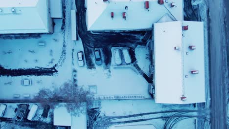 Por-Encima-De-Un-Dron-En-ángulo-De-90-Grados-De-Edificios-Nevados,-Calles-Y-Automóviles