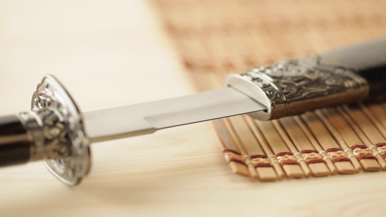 espada ornamentada japonesa, ambiente zen, diapositiva de cámara, luz cálida