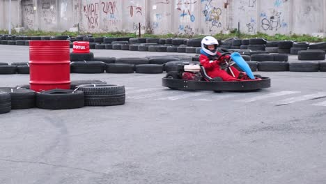 los niños se divierten jugando a los go-karts.