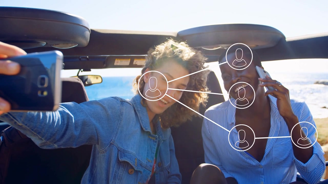 Donna a sinistra che si scatta un selfie in un'auto decappottabile, un'amica che telefona, con un'animazione che parte dalle teste e si espande per annunci.