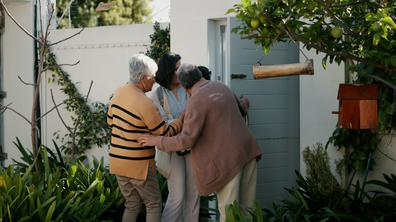 familia feliz, bienvenida y abrazo fuera de casa