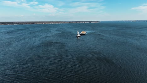 vientos fuertes sobre el canal en invierno