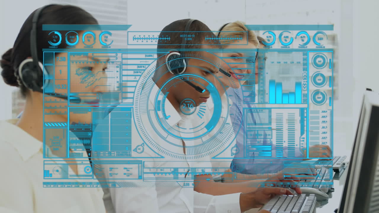 animación del procesamiento de datos en un equipo de diversos ejecutivos de atención al cliente que trabajan en la oficina.