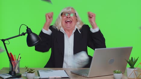 mujer de negocios adinerada bailando celebrando la victoria disfrutando de la riqueza mucho dinero dólares dinero lloviendo