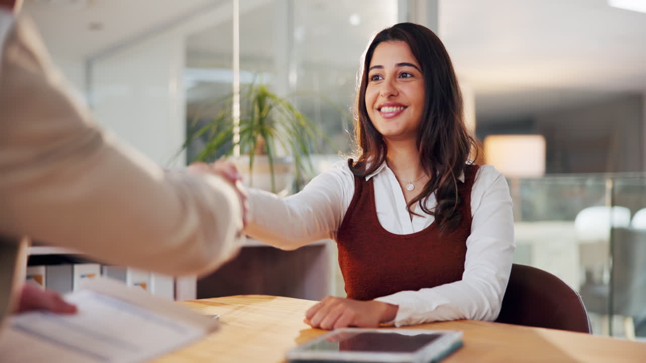 riunione d'affari e stretta di mano