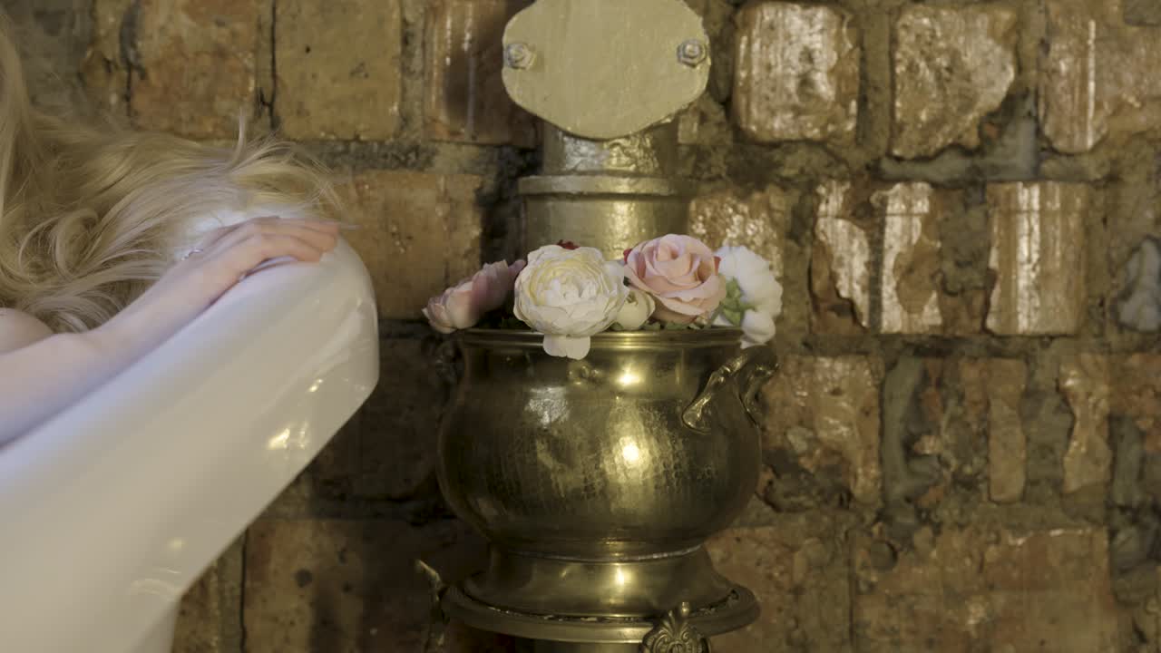 빈티지 욕조 에 있는 여자