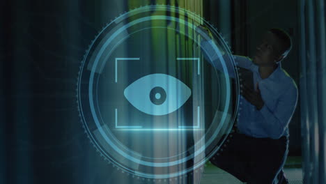 animación del escáner de retina del ojo sobre un ingeniero afroamericano usando una tableta en la sala del servidor