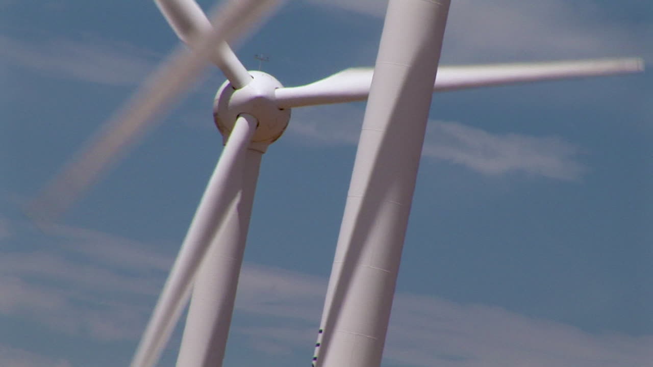 농지에서 작동하는 풍력 터빈