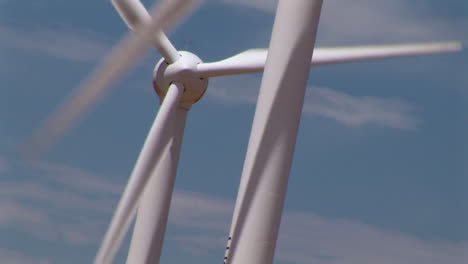 éolienne travaillant dans les terres agricoles