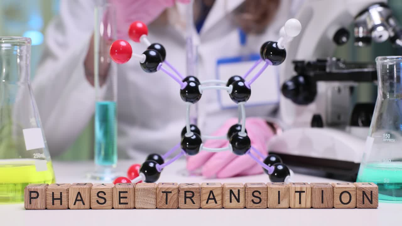 科學實驗室中的相變文字與分子模型