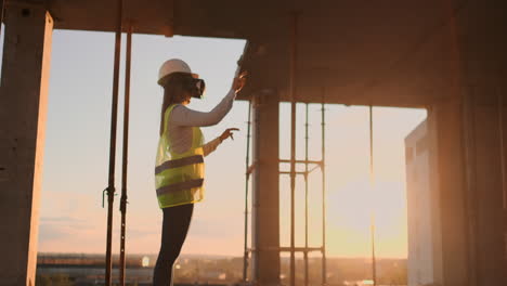 Eine-Ingenieurin-Auf-Einer-Baustelle-Mit-Einer-Virtual-Reality-Brille-Bewegt-Ihre-Hände-Und-Simuliert-Die-Arbeit-An-Der-Schnittstelle-Der-Zukünftigen-Innovativen-Steuerung-Des-Baus-Von-Gebäuden