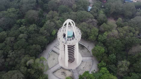 En-Este-Video-Aéreo-Se-Puede-Ver-A-Personas-Recorriendo-La-Cima-Del-Conocido-E-Histórico-Parque-De-La-Torre-Anna-Nagar,-Un-Parque-Urbano-Situado-En-El-Suburbio-De-Anna-Nagar-En-Chennai.