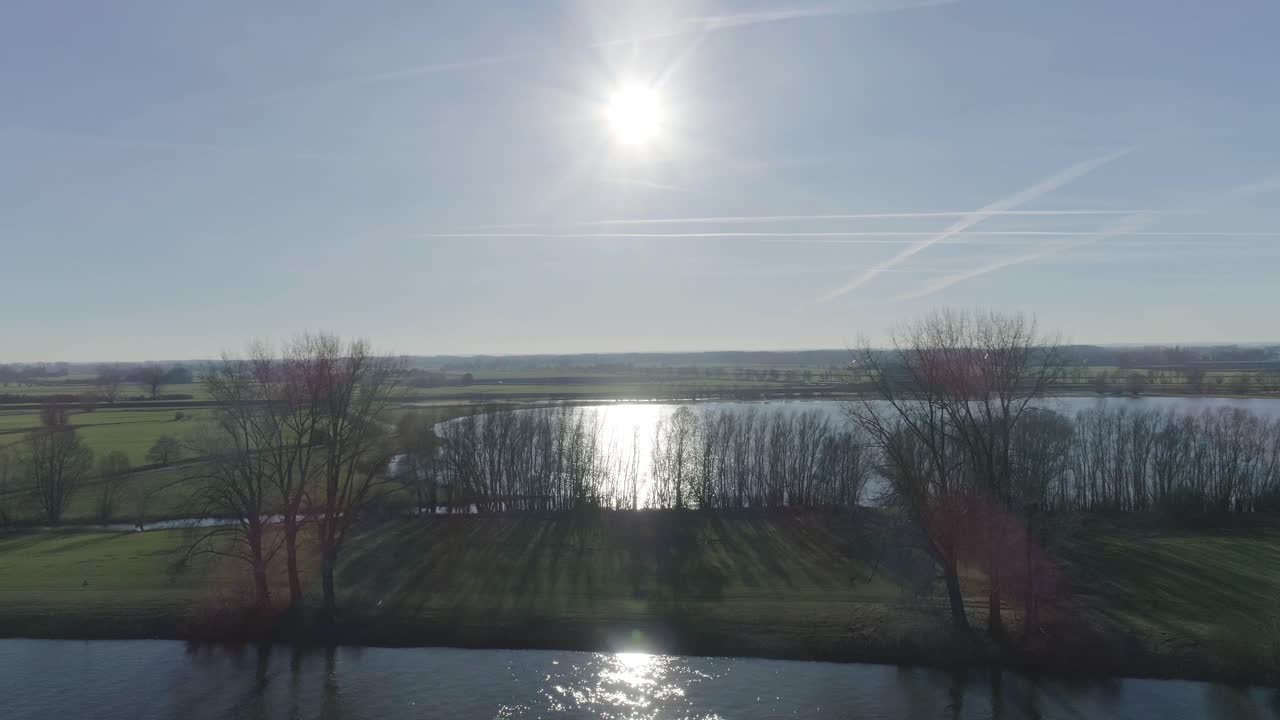 물에 반사된 태양의 천천히 앞으로 가는 넓은 드론 샷