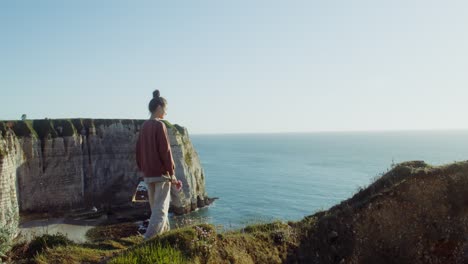 mujer en un punto de vista del océano en francia