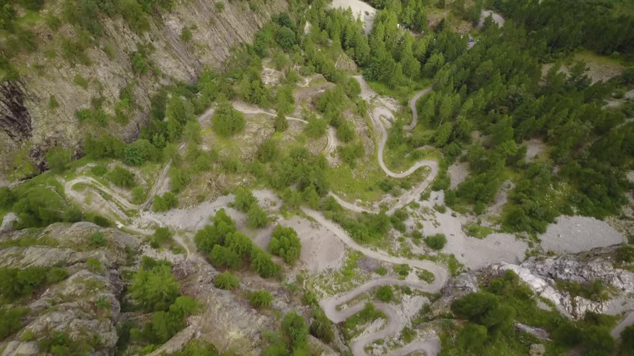 vista de drones de un sendero natural en los alpes suizos