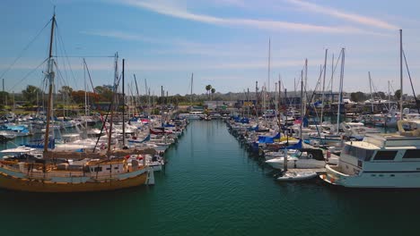 Yates-Y-Veleros-Amarrados-En-Marina-Village,-Muelle-De-Invitados-En-Mission-Bay,-San-Diego,-California