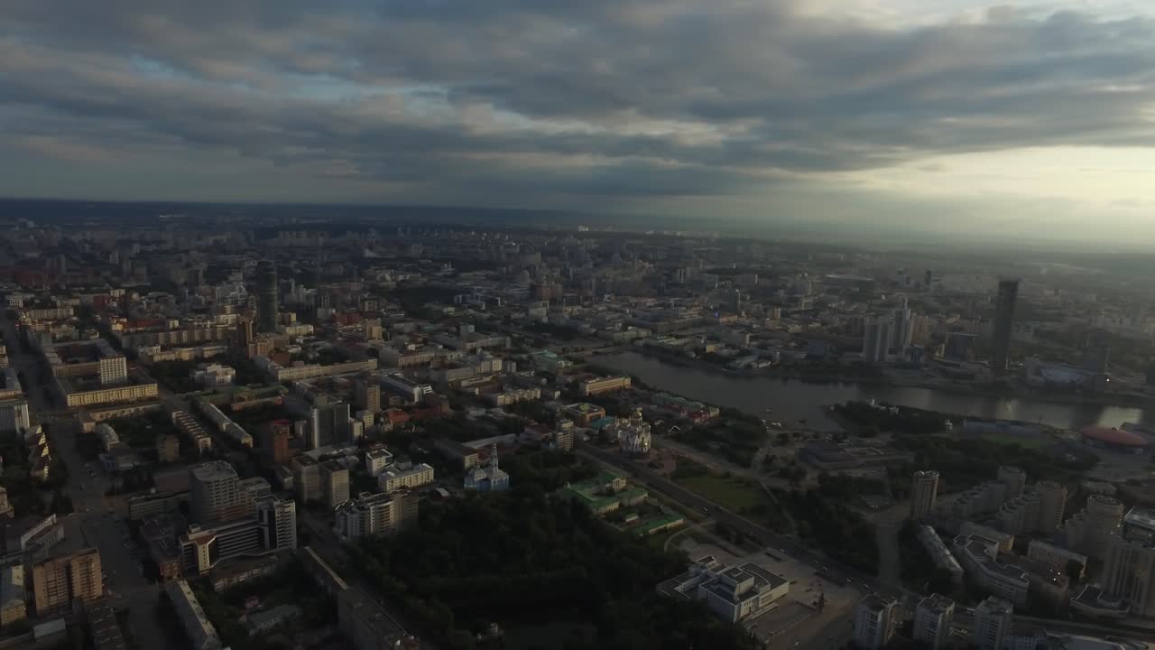 Vista aerea di una città russa al tramonto