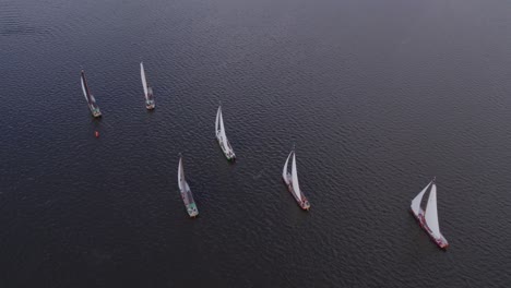 Skutsje-Veleros-Clásicos-Navegando-En-El-Lago-Tjeukemeer,-Antena