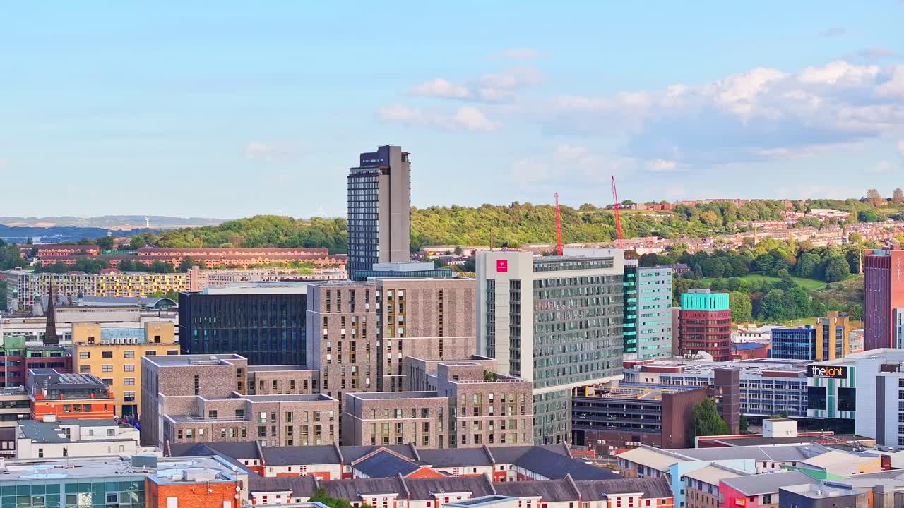 una vista de las arquitecturas típicas en el centro de la ciudad de sheffield, reino unido