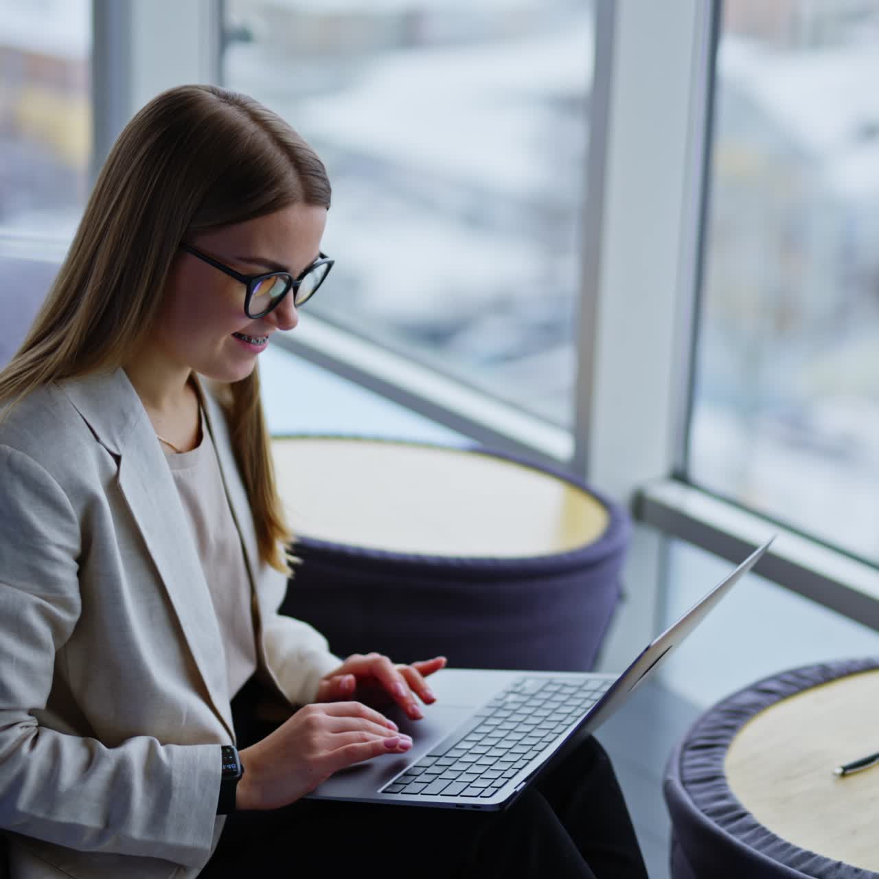 Riunione tra giovani esperti di strategia. Manager di business marketing che collaborano a un progetto.