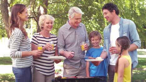 Familia-Feliz-Haciendo-Una-Barbacoa