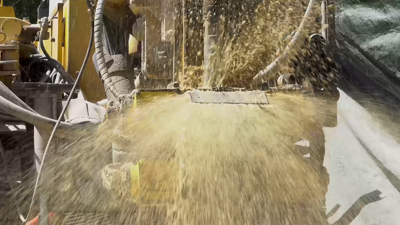 경량 시추 장비가 작동하는 동안 우물 구멍에서 물이 튀는