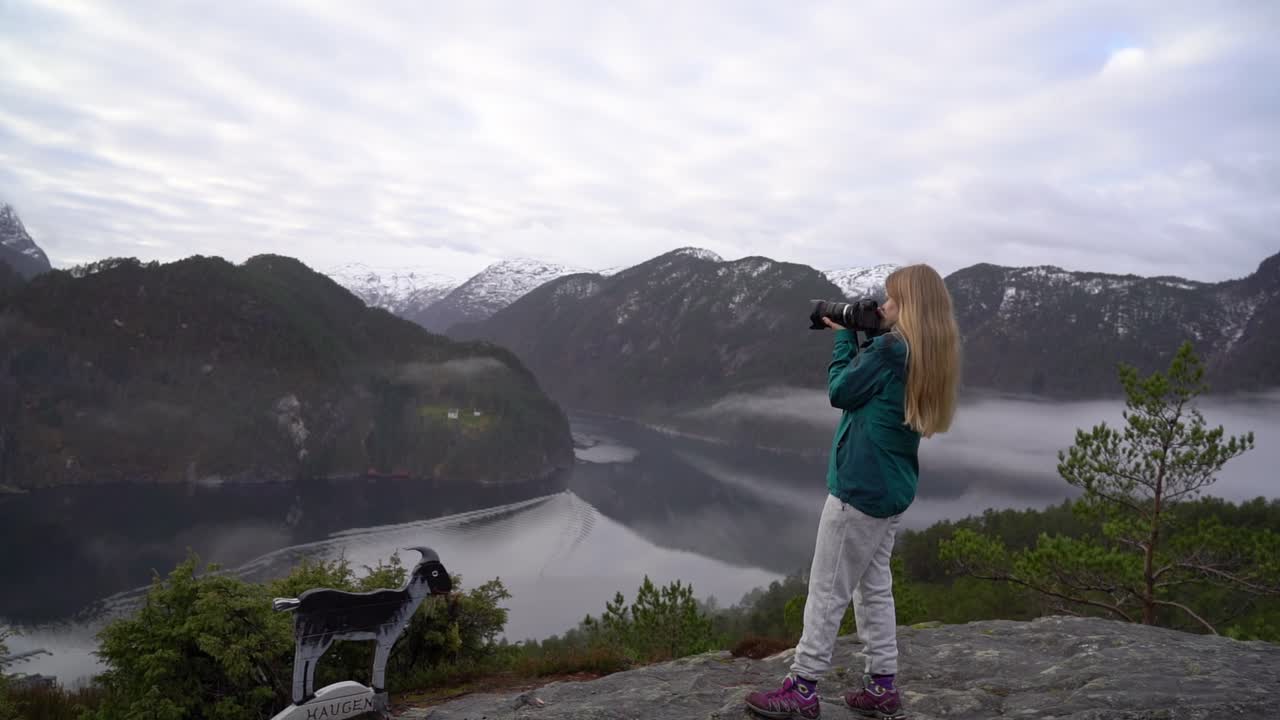 Naispuolinen maisemakuvaaja valokuvaa Veafjorden-vuonoa Norjassa