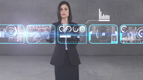 mujer de negocios usando pantalla de interfaz digital con íconos
