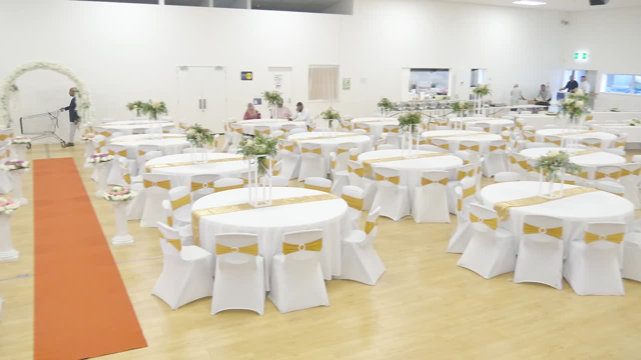 foto de una hermosa decoración y configuración de la mesa de la cena