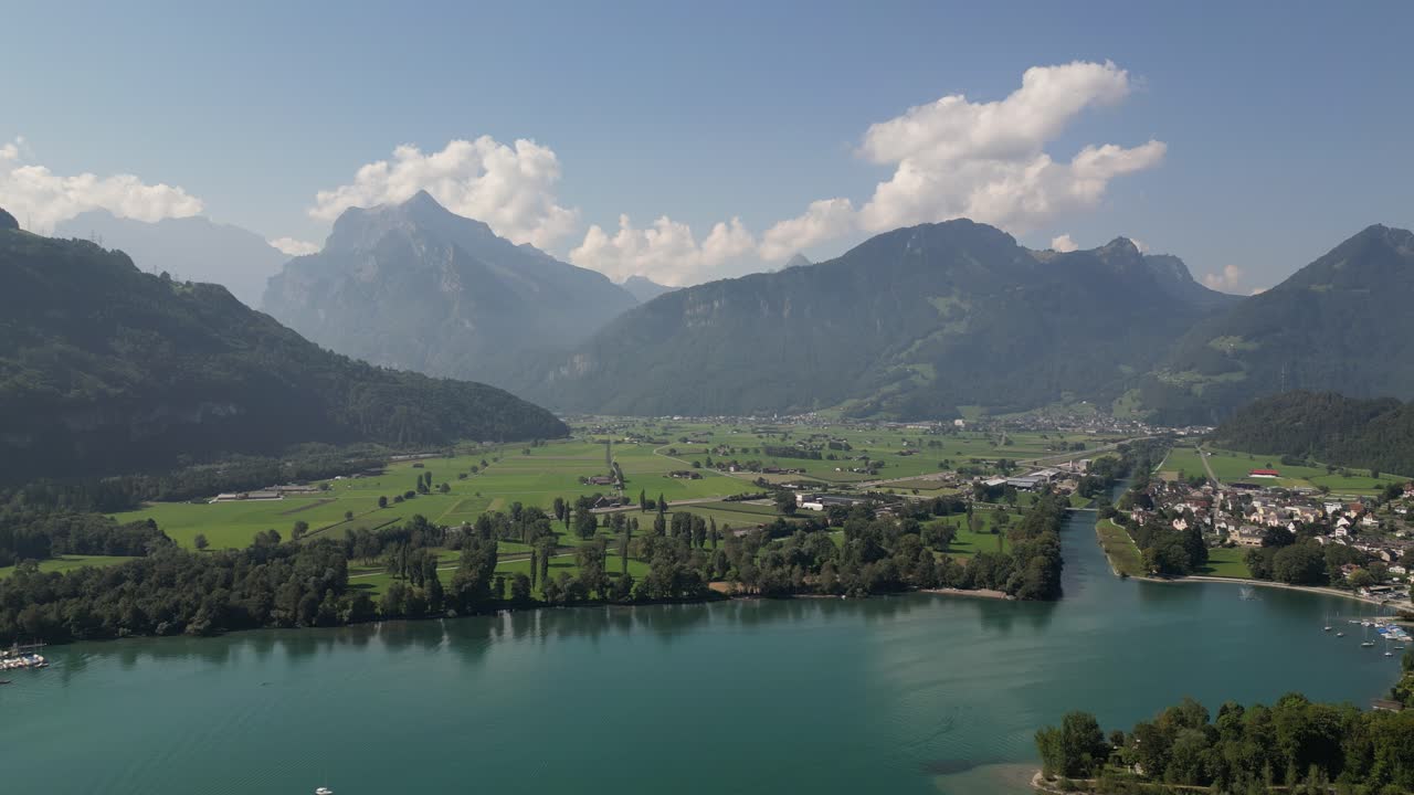 hermosa vista de las montañas vista desde el lago walensee, suiza con cielo azul