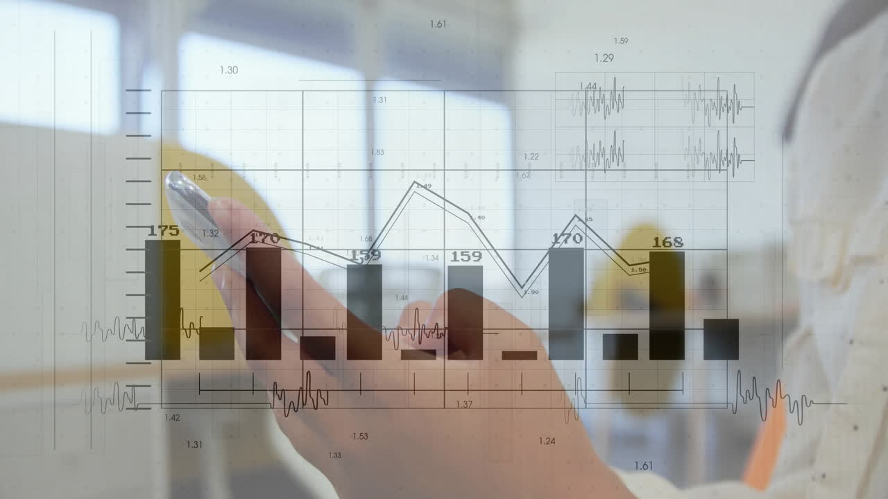 스마트 폰을 사용하는 두 인종 사업가 여성에 대한 다이어그램의 애니메이션과 데이터 처리