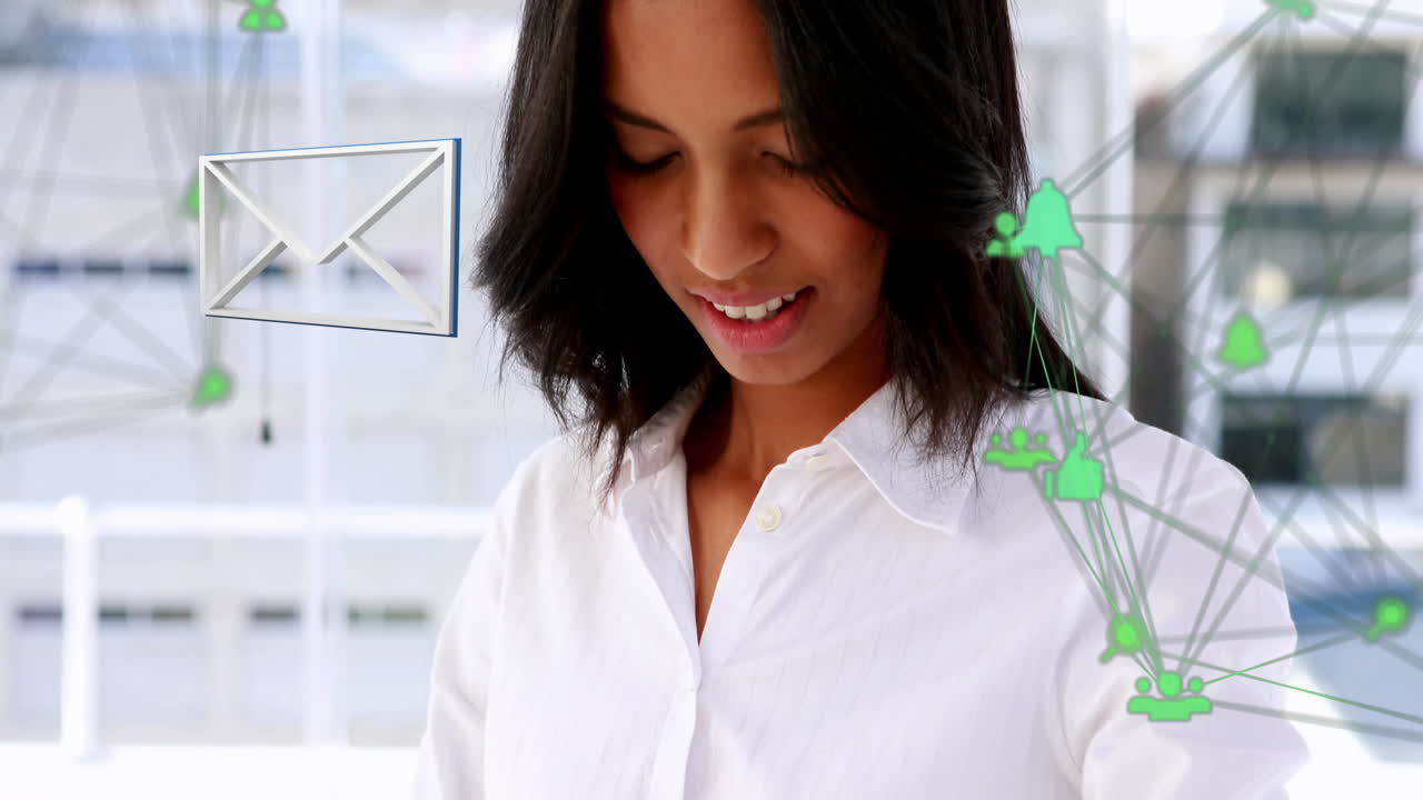 icono de sobre y globo de iconos digitales contra mujer usando smartwatch en la oficina