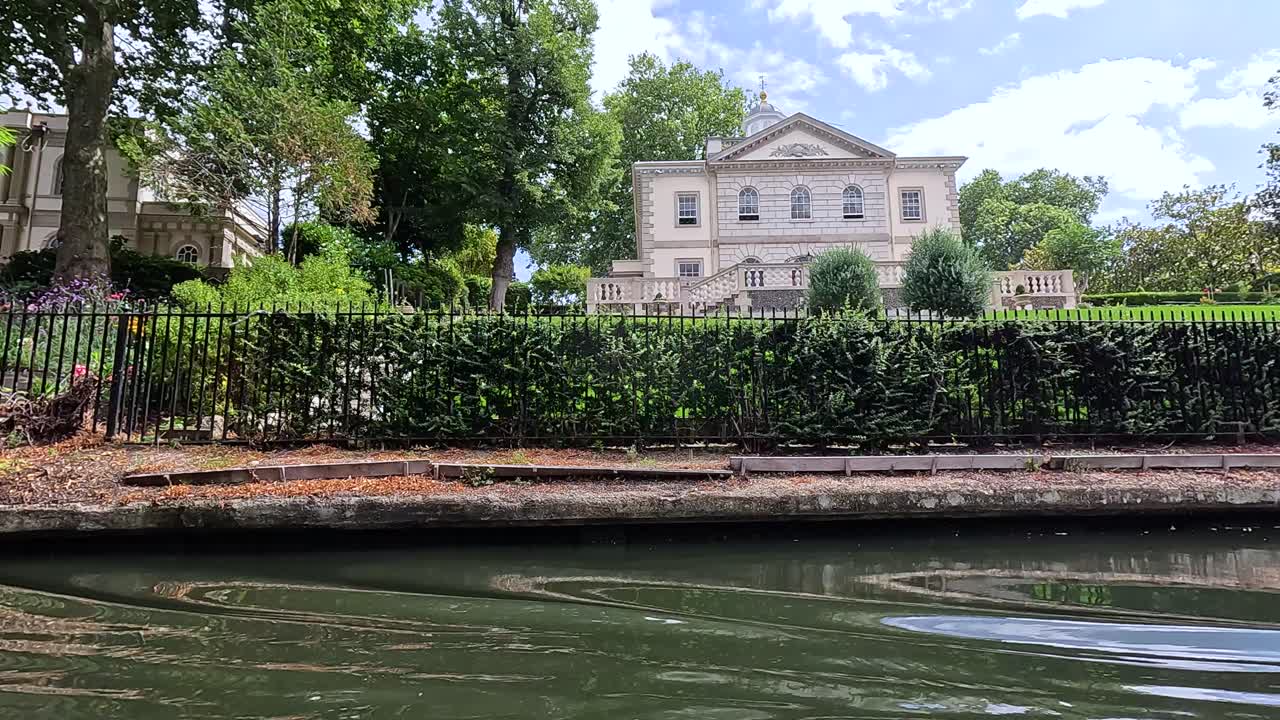 역사적인 건물과 함께 경치 좋은 운하 전망