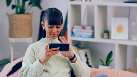 Junges-Mädchen,-Das-Handyspiele-Auf-Einem-Telefon-Spielt