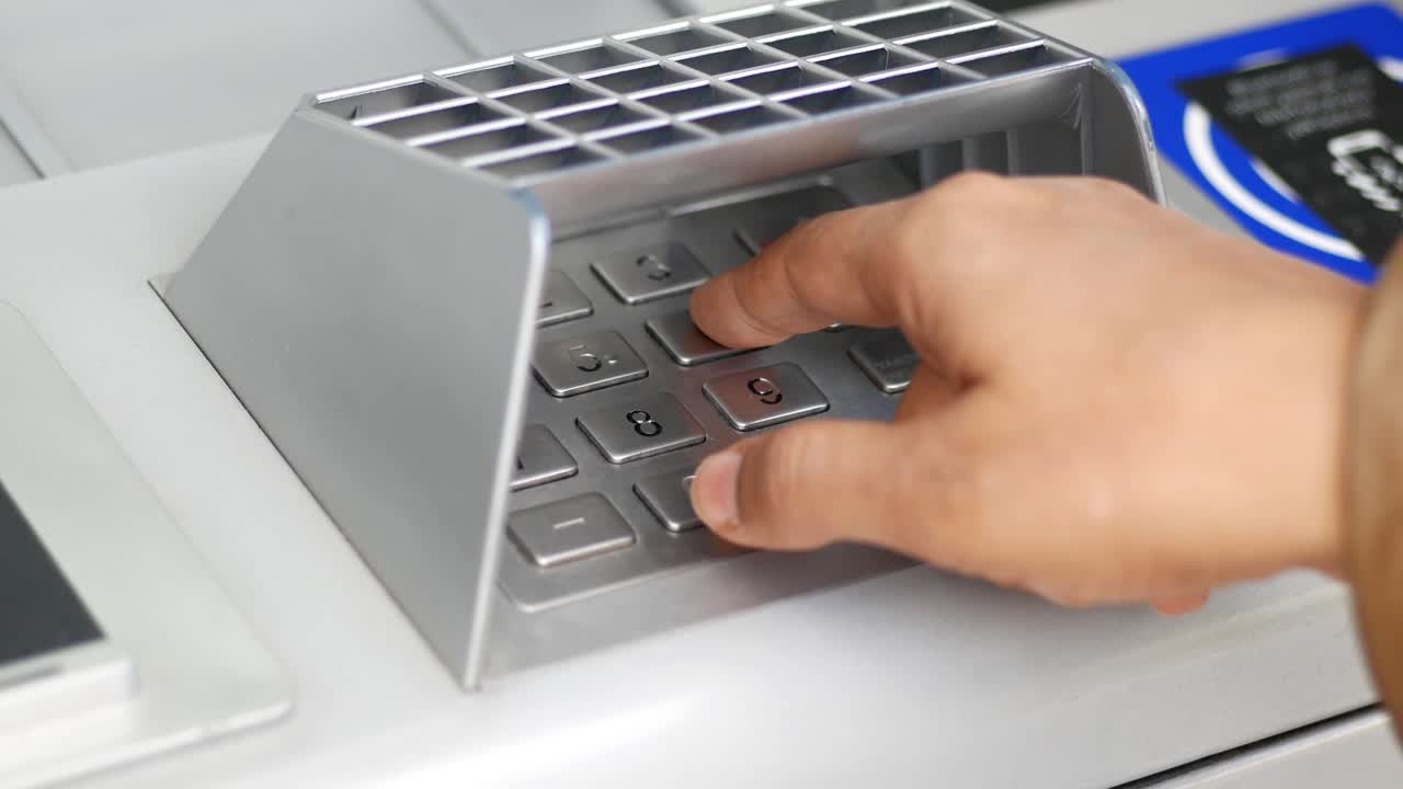 persona que ingresa el pin en el cajero automático