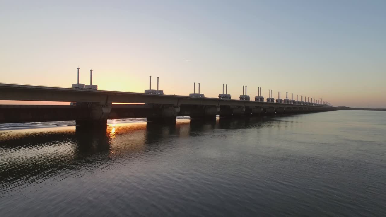 공중: 네덜란드의 oosterschelde 폭풍 해일 방벽과 풍력 터빈