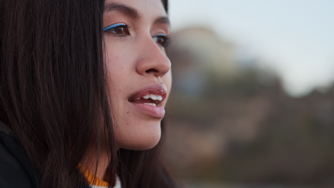 una chica asiática mirando el horizonte.
