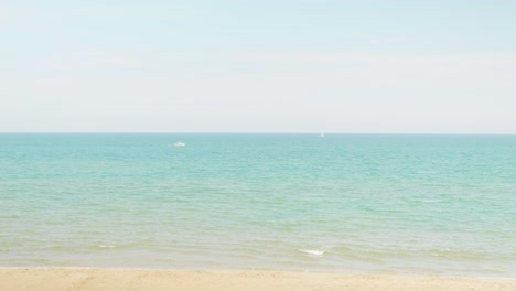 2-Personen,-Mann-Und-Frau,-Stehen-Am-Strand-Mit-Blick-Auf-Das-Wunderschöne-Türkisfarbene-Mittelmeerwasser