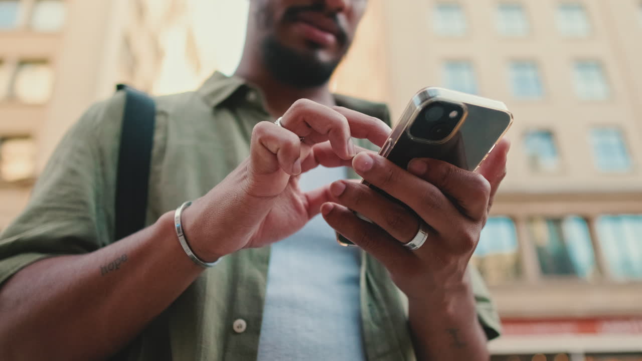 hombre usando teléfono inteligente en la calle
