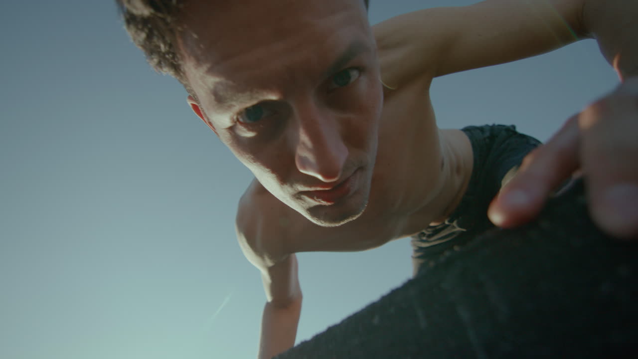 카메라를 쳐다보는 남자, 벌레의 눈 시각, 넓은 각도 물고기 눈, 강렬한 쳐다보고, 느린 동작