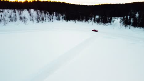 un coche deportivo está conduciendo en un lago congelado en el círculo ártico
